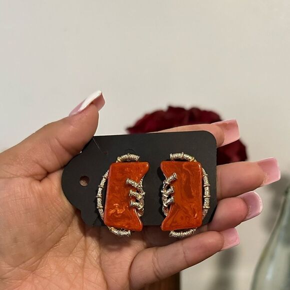 Vintage 'Art Co' Modern Red Jasper with Goldtone Clip-on Earrings - Picture 2 of 5